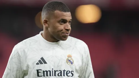 Kylian Mbappé em aquecimento pello Real Madrid.