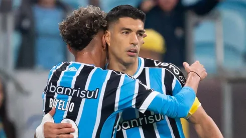 Bitello e Luis Suárez em ação no Grêmio.