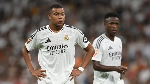 Kylian Mbappé e Vini Jr com a camisa do Real Madrid.