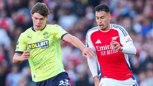 Tyler Dibling, atacante de 18 anos do Southampton, tem sido destaque no futebol europeu, atraindo interesse de gigantes como Manchester United e Aston Villa. (Foto: IMAGO / News Images)