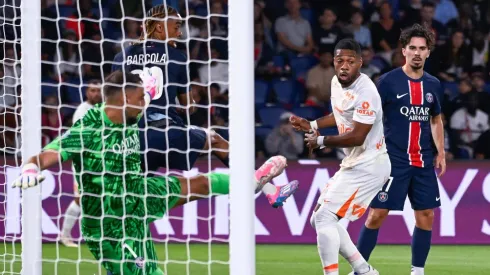 O Paris Saint-Germain enfrenta uma possível mudança na posição de goleiro, com Gianluigi Donnarumma em risco de ser substituído devido a falhas recorrentes em momentos decisivos. (Foto: IMAGO / PanoramiC)