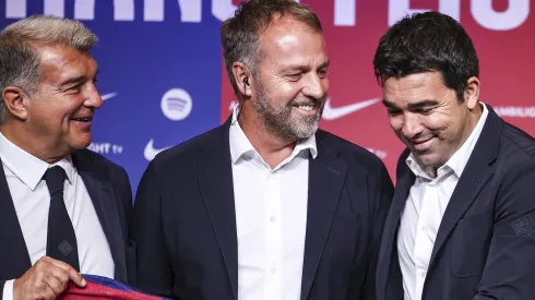Presidente Joan Laporta, Hansi Flick, treinador do Barcelona, e Deco, diretor esportivo do clube. Foto: IMAGO / ZUMA Press Wire
