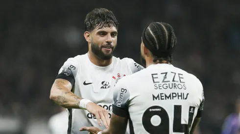 Memphis e Yuri Alberto se cumprimentam. Foto: Ricardo Moreira/Getty Images