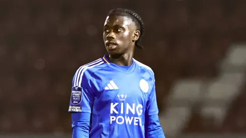 Jeremy Monga, atacante promissor do Leicester City, está na mira de gigantes da Premier League, com Chelsea e Manchester City disputando sua contratação. (Foto: IMAGO / Pro Sports Images)