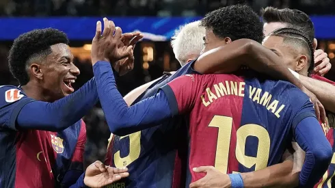 Apesar das críticas no Barcelona, a confiança no treinador Hansi Flick permanece intacta, e a pressão recai sobre atletas como Dani Olmo, Robert Lewandowski, Jules Koundé e Raphinha. (Foto: IMAGO / Alterphotos)