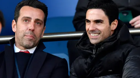 Edu Gaspar ao lado de Mikel Arteta em conversa no Arsenal