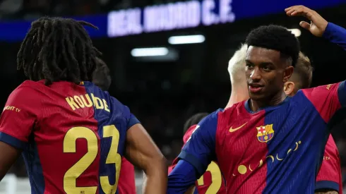 O Barcelona enfrenta desafios financeiros e técnicos na busca por um novo lateral-esquerdo, com ênfase na necessidade de um jogador defensivamente sólido. (Foto: IMAGO / SOPA Images)