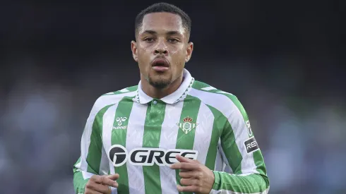 Vitor Roque gera problemão para Hansi Flick no Barcelona e diretoria toma decisão de última hora. (Foto: Imago)