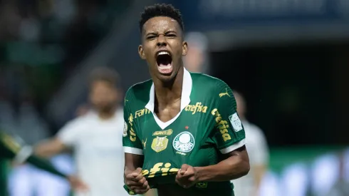 Estevão comemora gol com a camisa do Palmeiras.