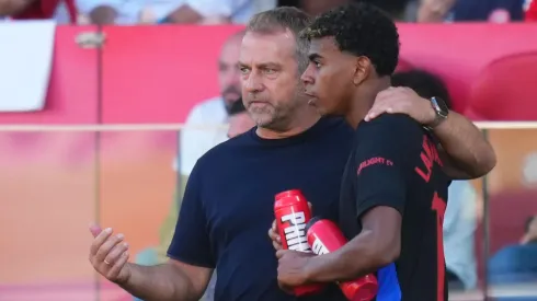 Hansi Flick ao lado de Lamine Yamal em partida pelo Barcelona