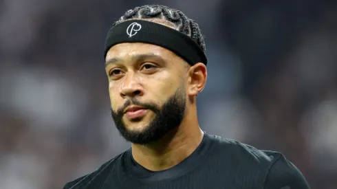 Depay, do Corinthians, é tema em jornal inglês. Foto: Joisel Amaral/AGIF