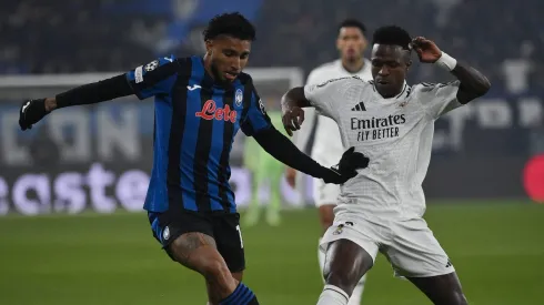 Ederson e Vini Jr em disputa de bola pela Champions League.