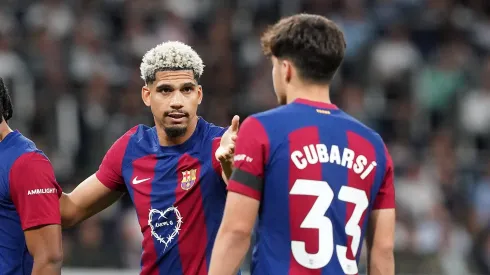 Barcelona ‘dispensa’ zagueiro de La Masia após retorno de Ronald Araújo.