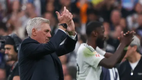 Ancelotti e Rüdiger ao fundo aplaudindo os jogadores do Real Madrid
