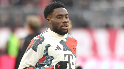 Alphonso Davies antes de partida pelo Bayern de Munique