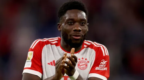 Alphonso Davies é um dos alvos do Barcelona (Photo by Alexander Hassenstein/Getty Images)