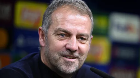 Hansi Flick em coletiva de imprensa pelo Barcleona.