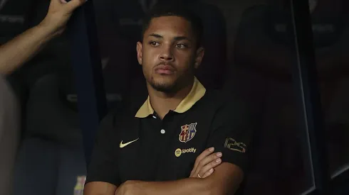 A decisão de Hansi Flick que praticamente encerra a passagem de Vitor Roque pelo Barcelona. (Foto: Imago)