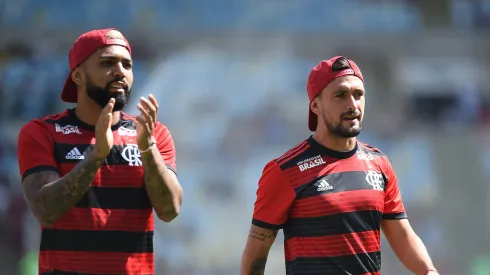 Gabigol e Arrascaeta juntos na chegada ao Flamengo. Foto: Thiago Ribeiro/AGIF