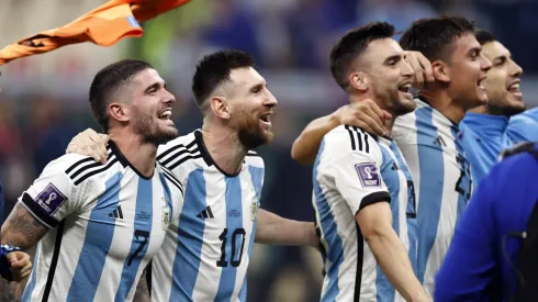 Rodrigo De Paul, Lionel Messi e Nicolas Tagliafico comemorando o título da Copa do Mundo