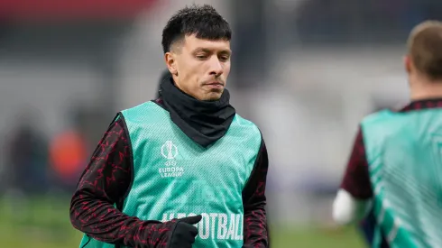 Lisandro Martínez no aquecimento de partida pelo Manchester United