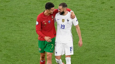 Cristiano Ronaldo ao lado de Karim Benzema em partida