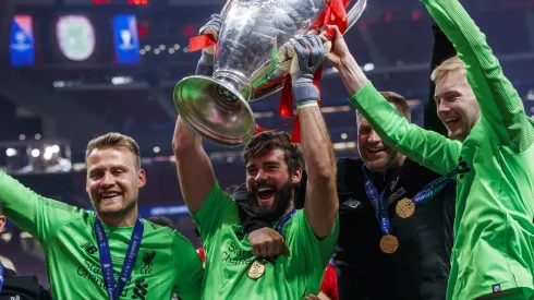 Goleiro titular do Liverpool na Premier League entra na mira do Leeds.
