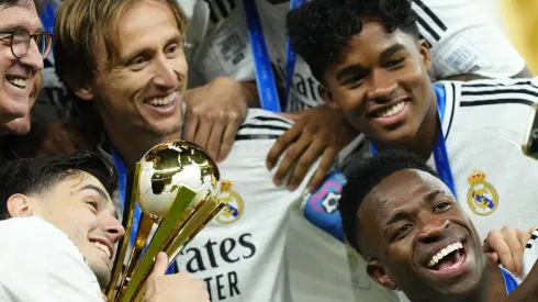 Vinicius Junior, ponta-esquerda do Real Madrid e da Seleção Brasileira, tira uma selfie e comemora com sua equipe após vencer a final da Copa Intercontinental da FIFA entre Real Madrid e C.F. Pachuca no Estádio Lusail, em 18 de dezembro de 2024, em Doha, Catar. (Foto: IMAGO / NurPhoto)