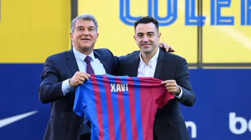 Xavi, ex-Barcelona, avança nas negociações para assumir gigante Rubro-Negro. (Photo by David Ramos/Getty Images)