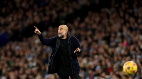Pep Guardiola, técnico do Manchester City em campo - (Photo by Carl Recine/Getty Images)
