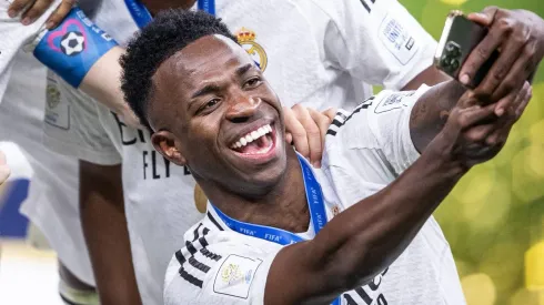 Vini Jr comemora o título do Real Madrid com os companheiros.