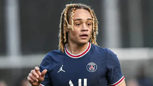 Xavi Simons com a camisa do PSG.