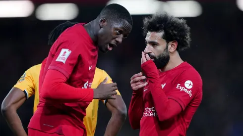 Konaté e Salah com a camisa do Liverpool na Premier League.