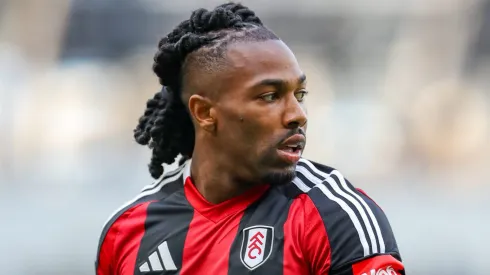 Adama Traoré com a camisa do Fulham.