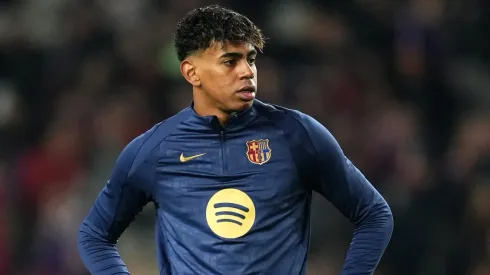 Lamine Yamal é prejudicado por atitude de Hansi Flick no Barcelona e imprensa revela desgaste. (Photo by Alex Caparros/Getty Images)
