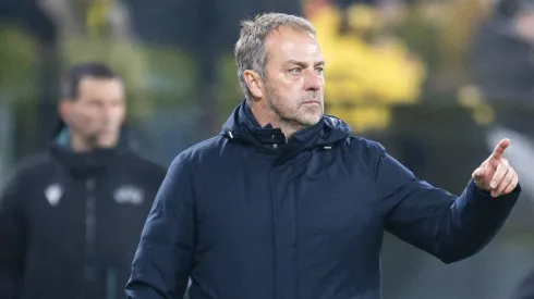 Hansi Flick, treinador do Barcelona, planeja mudanças táticas significativas para o confronto decisivo contra o Atlético de Madrid (Foto : IMAGO / Noah Wedel)