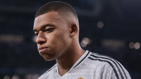 Kylian Mbappé com a camisa do Real Madrid.