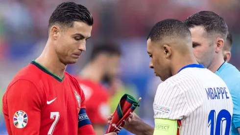 Kylian Mbappé revelou sua frustração por nunca ter jogado ao lado de Cristiano Ronaldo, um dos maiores ídolos de sua carreira. Embora tenham se enfrentado diversas vezes em competições internacionais e da Liga dos Campeões, a parceria entre os dois craques jamais aconteceu. (Foto: IMAGO / NurPhoto)