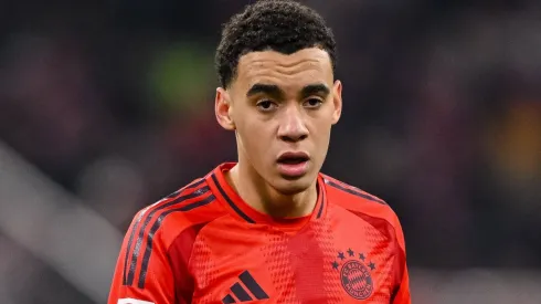 Jamal Musiala com a camisa do Bayern de Munique.