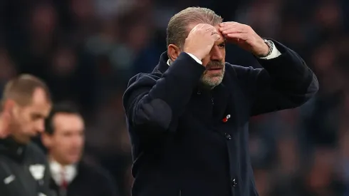 Ange Postecoglou, treinador do Tottenham, rebateu críticas de comentaristas como Jamie Carragher, destacando sua confiança inabalável em sua filosofia de jogo. (Foto: IMAGO / Action Plus)
