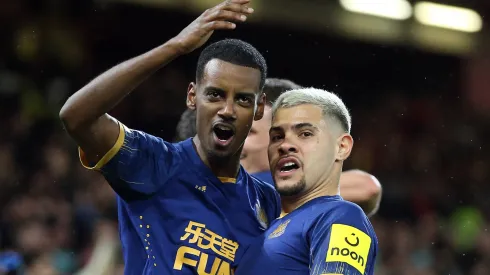 Alexander Isak e Bruno Guimarães em partida do Newcastle