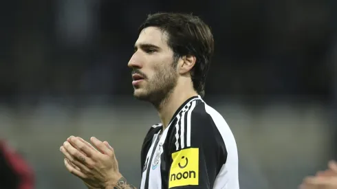 Com gigantes como Juventus e PSG demonstrando interesse, o futuro do Sandro Tonali permanece incerto, exigindo decisões estratégicas do Newcastle para equilibrar as ambições do atleta com os objetivos da equipe. (Foto: IMAGO / Colorsport)