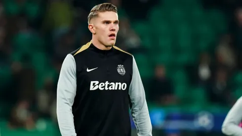 Viktor Gyökeres durante o aquecimento com a camisa do Sporting