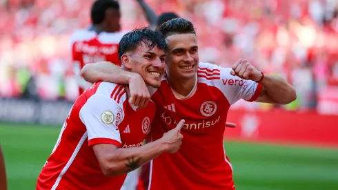 Borré jogador do Internacional comemora com Bernabéi vitória contra o Grêmio no estádio Beira-Rio