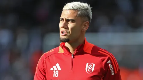 Andreas Pereira antes de jogo com a camisa do Fulham