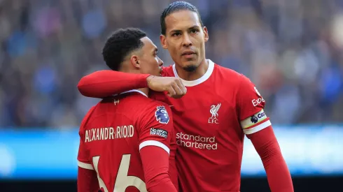 TAA e Van Dijk com a camisa do Liverpool.