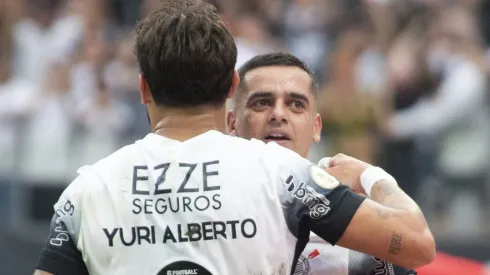 Yuri Alberto e Fagner comemoram gol pelo Cruzeiro.