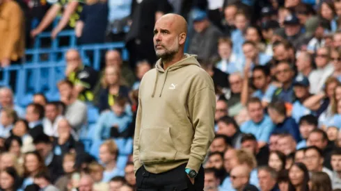 Pep Guardiola reconheceu que o Manchester City está fora da briga pelo título da Premier League nesta temporada, redirecionando o foco para a classificação à Liga dos Campeões e a disputa da Copa da Inglaterra. (Foto: IMAGO/Every Second Media)