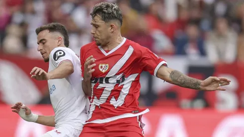 Andrei Ratiu, lateral-direito do Rayo Vallecano e destaque da seleção romena, atraiu o interesse de gigantes como Barcelona, Atlético de Madrid e outros clubes europeus. (Foto: IMAGO / Pressinphoto)