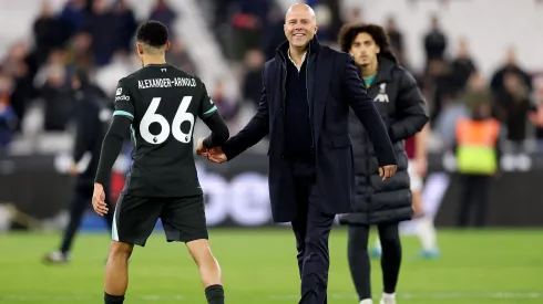 Slot e Arnold conversando em jogo contra o West Ham. Jogador pode estar de saída para o Real Madrid. Foto by Julian Finney/Getty Images